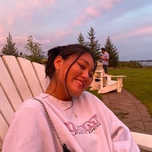 Meet your Posher, Caitlin